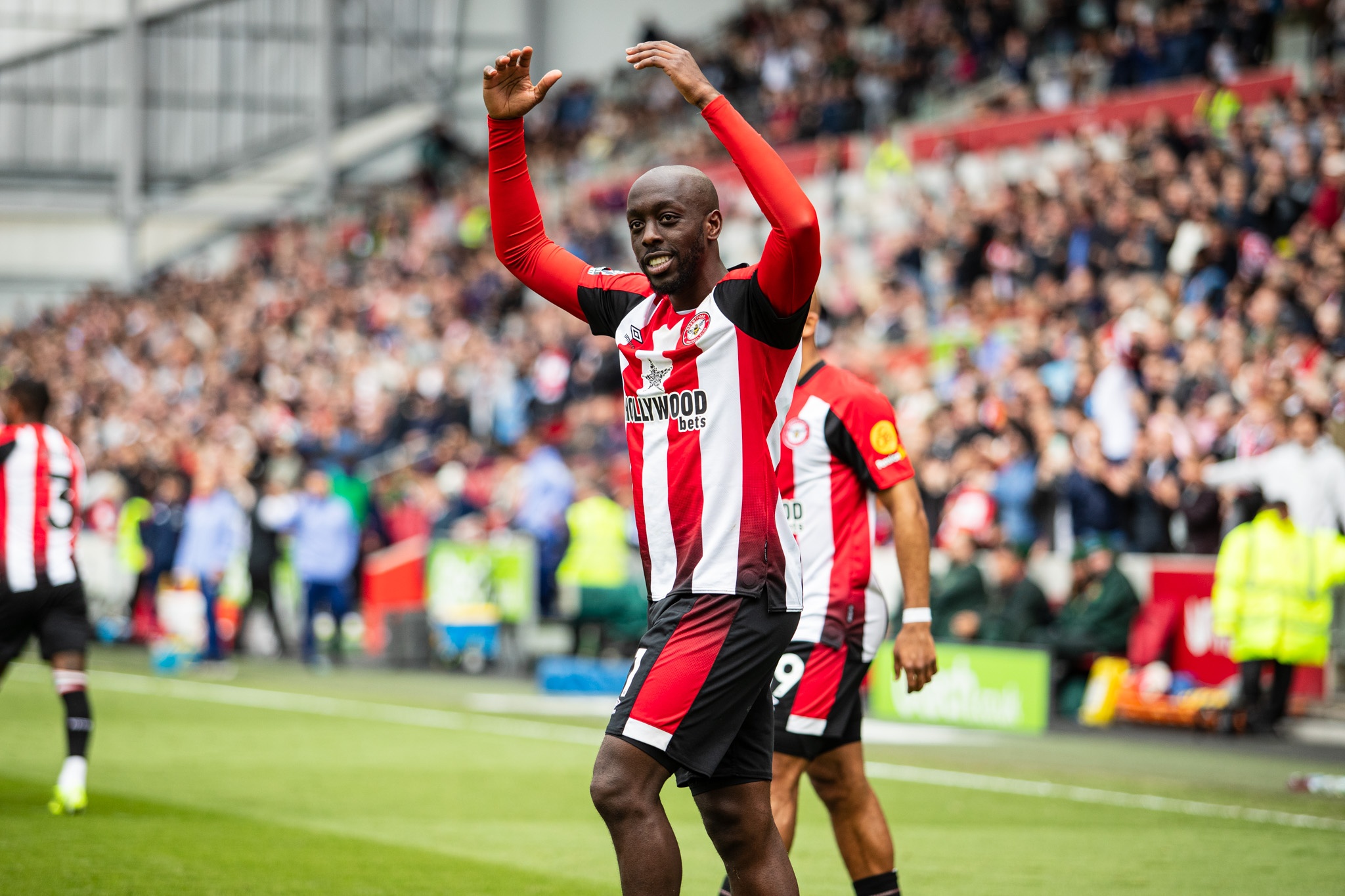 米乐-罗马诺:纽卡提出4000万镑新报价,维萨再次向布伦特福德要求转会