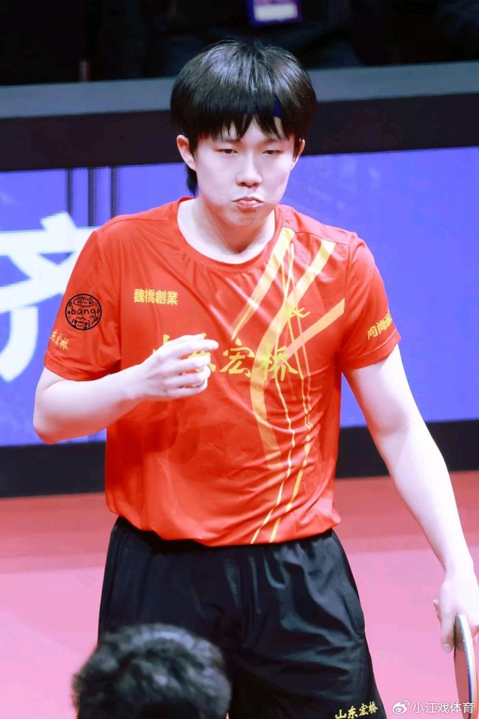 国乒新大哥！王楚钦鼓励19岁小将，摸头杀+称赞：给我制造挺多困难