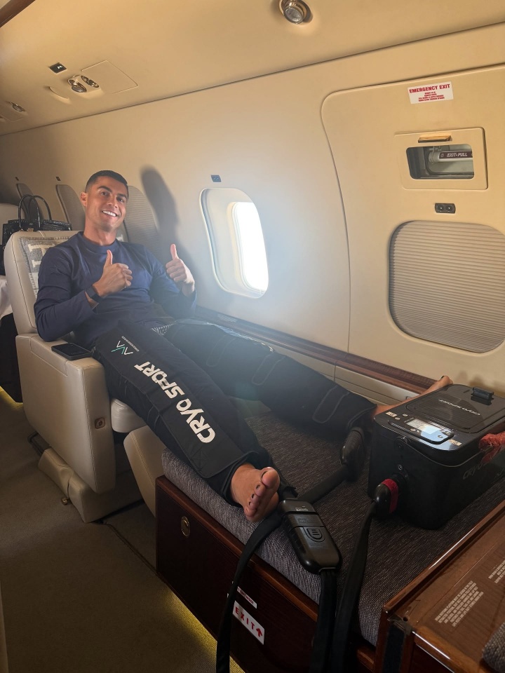 米乐官方网站-乔治娜与C罗甜蜜相拥，订婚戒指璀璨夺目