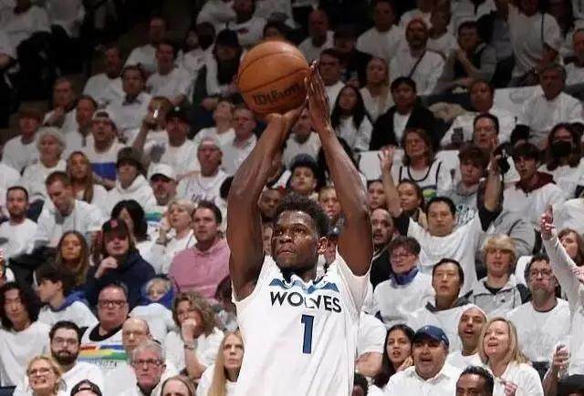 米乐官方网站-连续两战空砍77分 爱德华兹沮丧至极拒绝接受采访