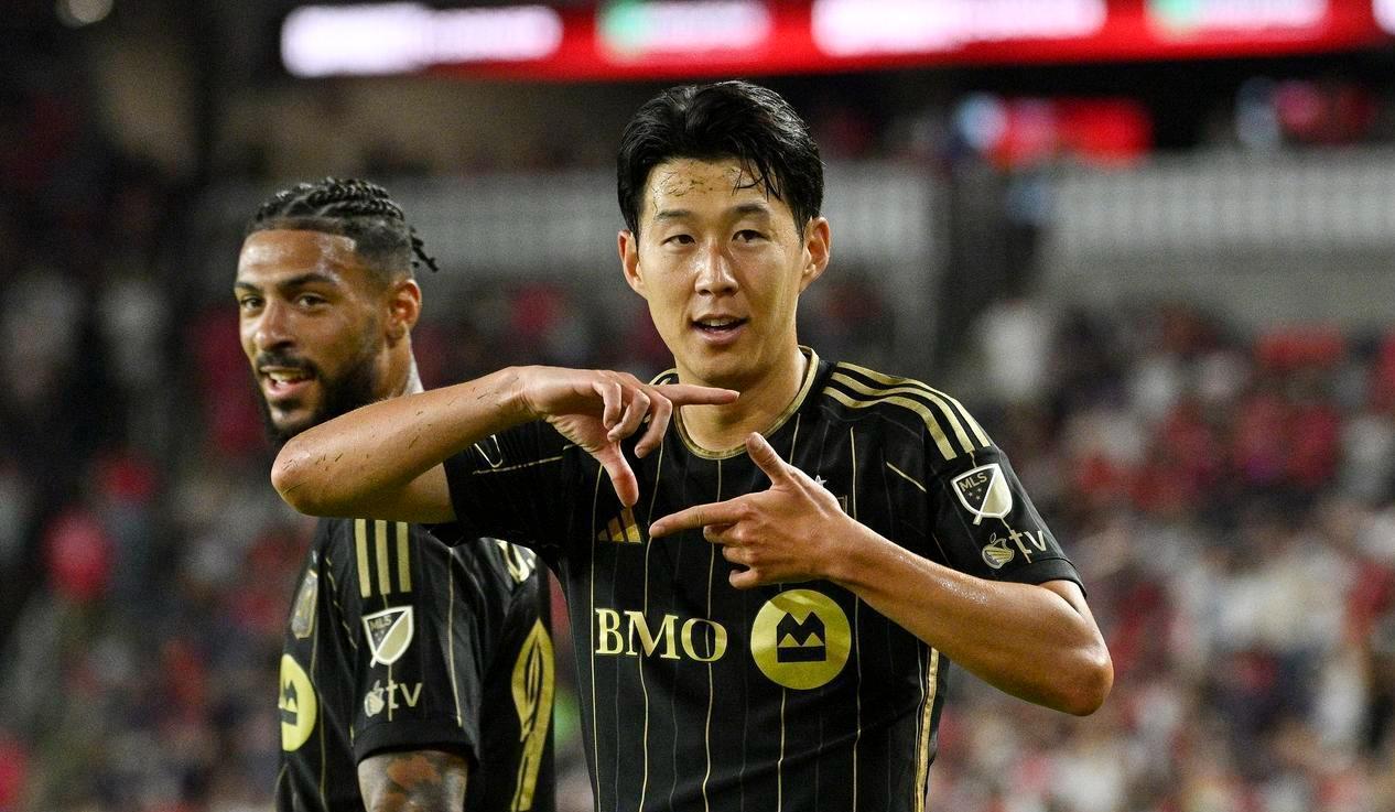 亚足联年度最佳阵出炉！日本独占5席，韩国3人上榜，中国无人入选