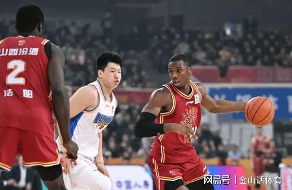 硬汉！32岁老将两腿全拉伤，缠满绷带打20分钟，媒体人:真是拼了