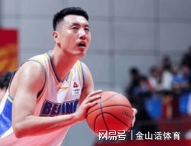 硬汉！32岁老将两腿全拉伤，缠满绷带打20分钟，媒体人:真是拼了