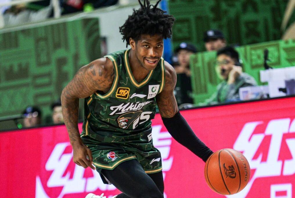 北京男篮继续追逐戴维斯 杨鸣力挺杜锋 曾繁日拳击刘全兴下体被罚