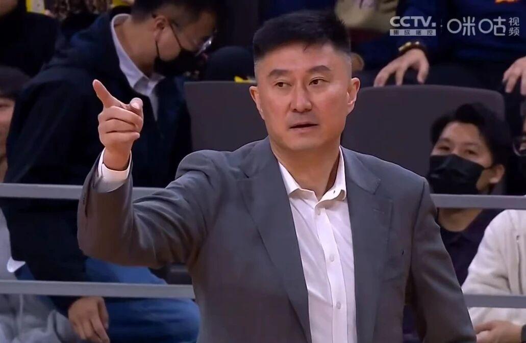 北京男篮继续追逐戴维斯 杨鸣力挺杜锋 曾繁日拳击刘全兴下体被罚